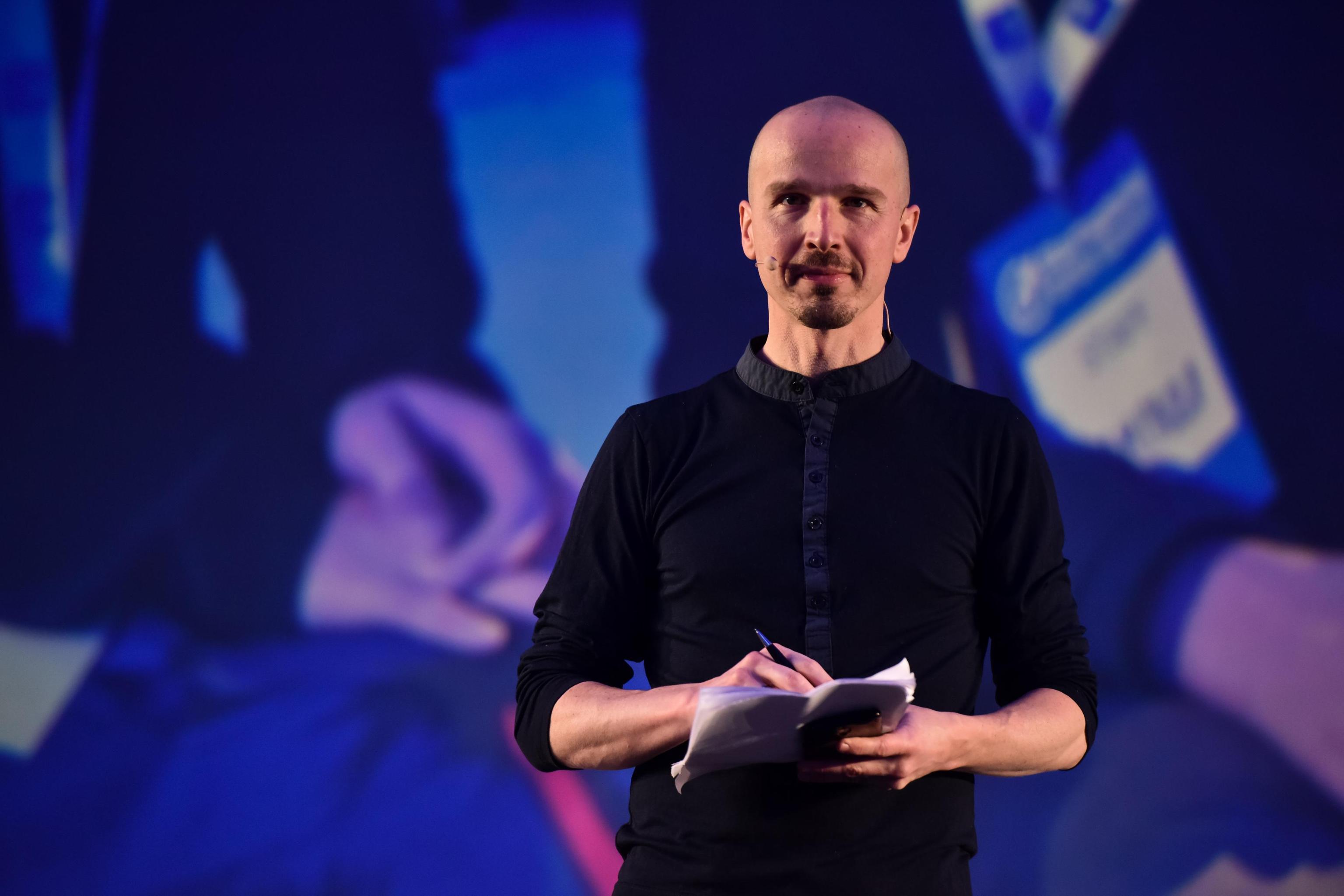 Marco Montemagno da Panorama.it Marco Montemagno Racconto la tecnologia e le sfide del futuro con entusiasmo e leggerezza