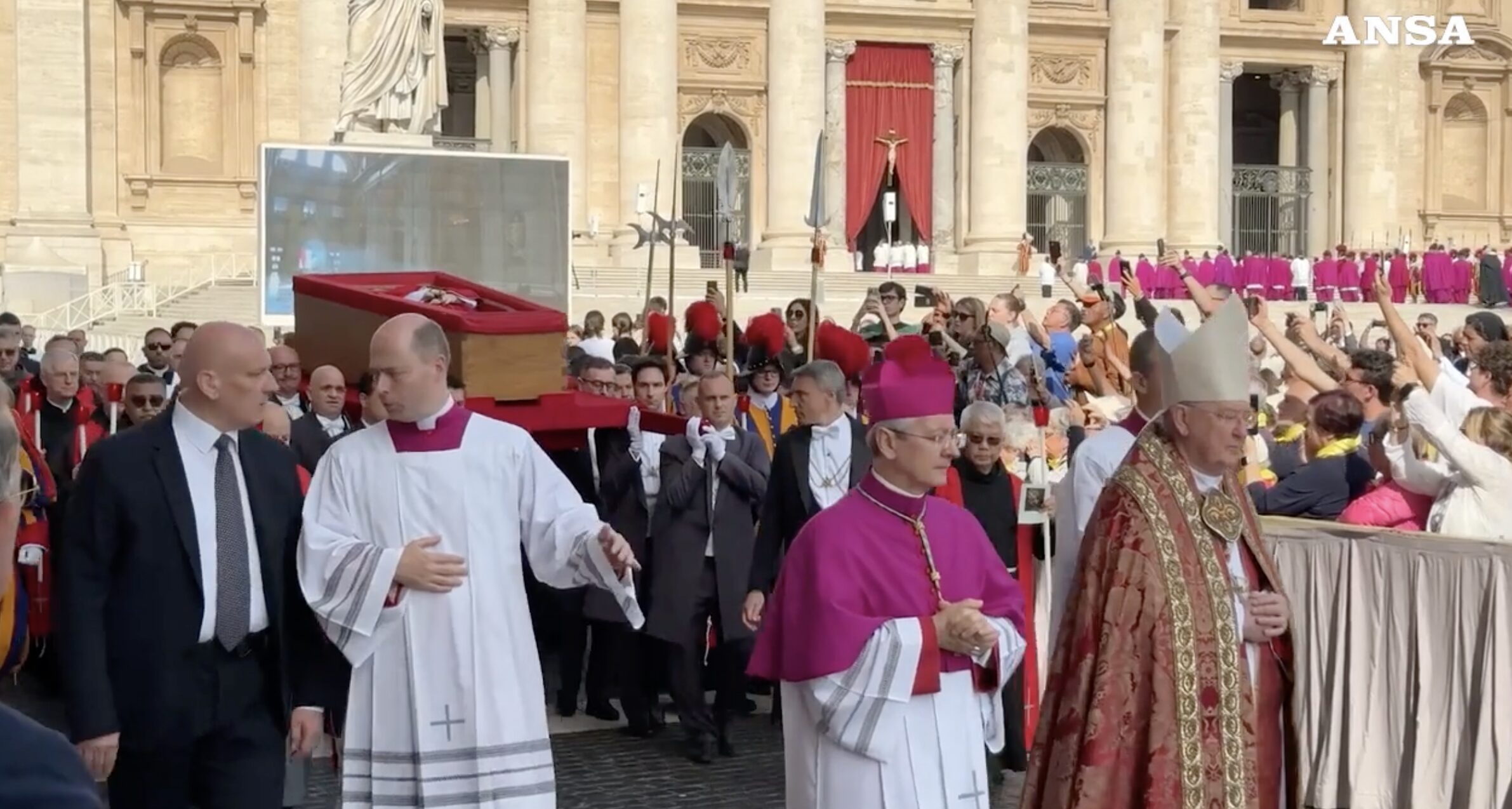 Traslazione di Papa Francesco: il feretro accolto da un lungo applauso in Piazza San Pietro Traslazione di Papa Francesco: il feretro accolto da un lungo applauso in Piazza San Pietro