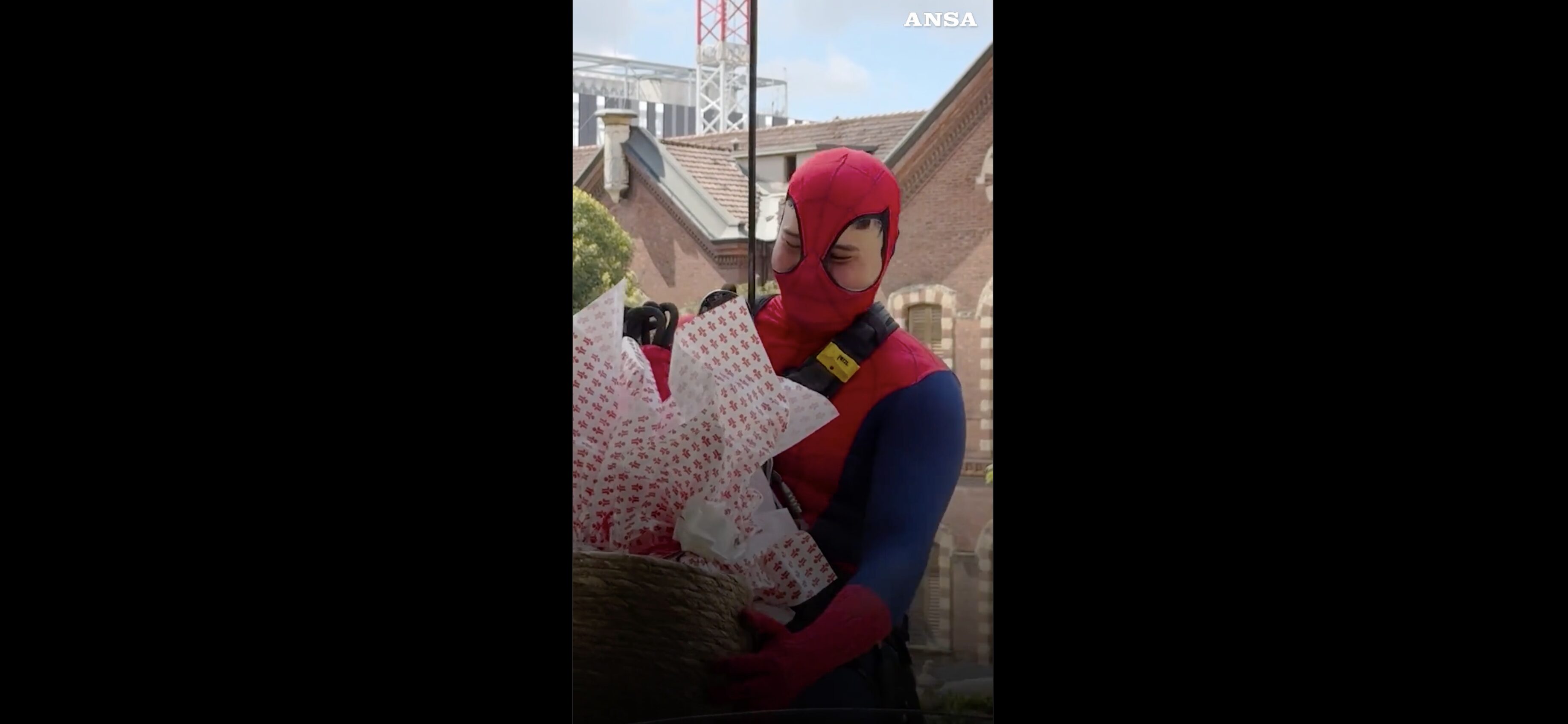 Milano quattro da Panorama.it Milano quattro Spiderman consegnano le uova di Pasqua ai bambini del Policlinico