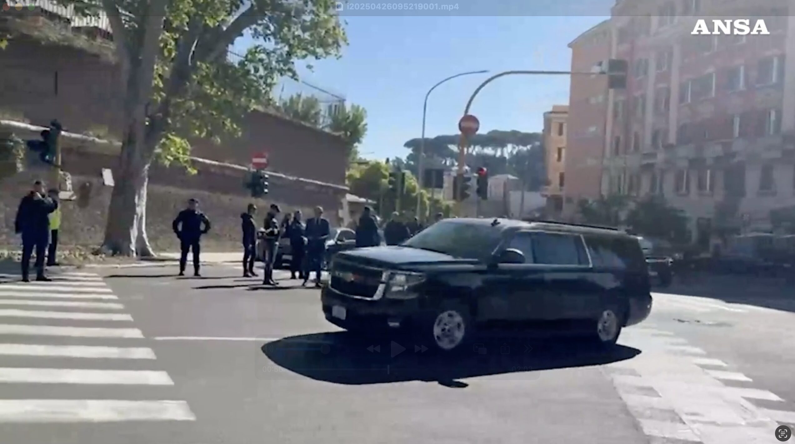 Donald Trump arriva a San Pietro: il corteo blindato per i funerali di Papa Francesco Donald Trump arriva a San Pietro: il corteo blindato per i funerali di Papa Francesco