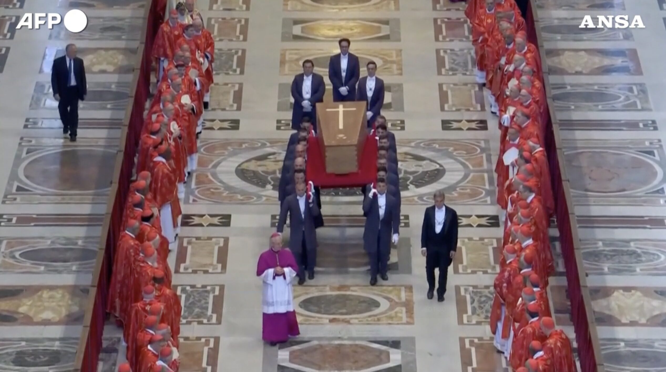 Papa Francesco, l’ultimo applauso: la bara arriva in Piazza San Pietro per i funerali solenni Papa Francesco, l’ultimo applauso: la bara arriva in Piazza San Pietro per i funerali solenni