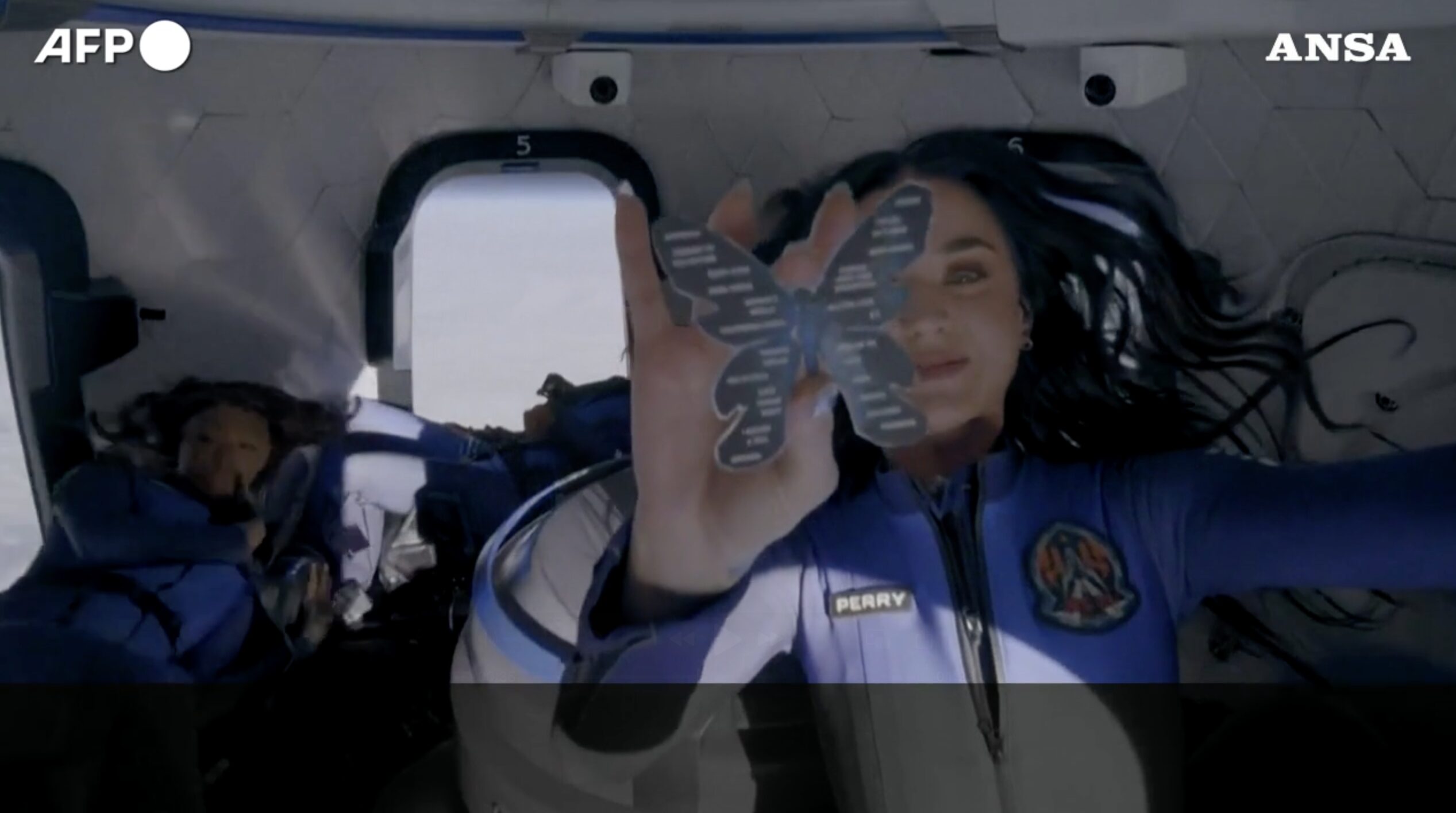 Katy Perry da Panorama.it katy perry intona what a wonderful world durante la missione spaziale