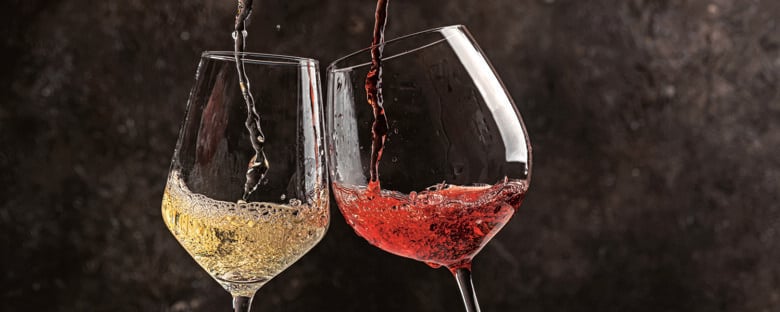 Calici di vino rosso e bianco, vinitaly