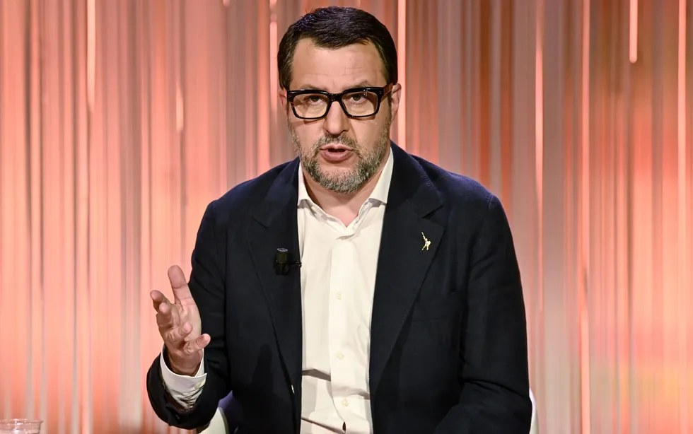 Il governo stoppa Salvini al Viminale. Ma lui insiste: «Parlerò con Meloni»