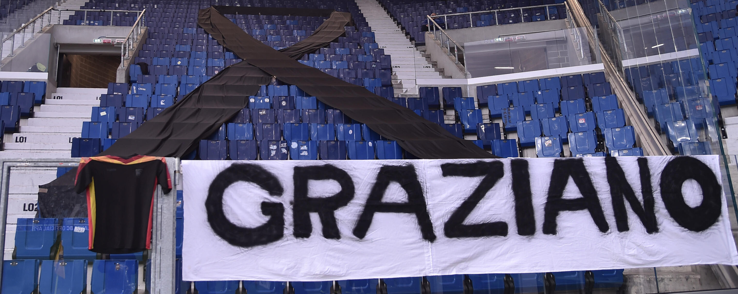 Lecce, protesta contro la Lega Serie A e lutto per la morte di Graziano Fiorita Lecce, protesta contro la Lega Serie A e lutto per la morte di Graziano Fiorita