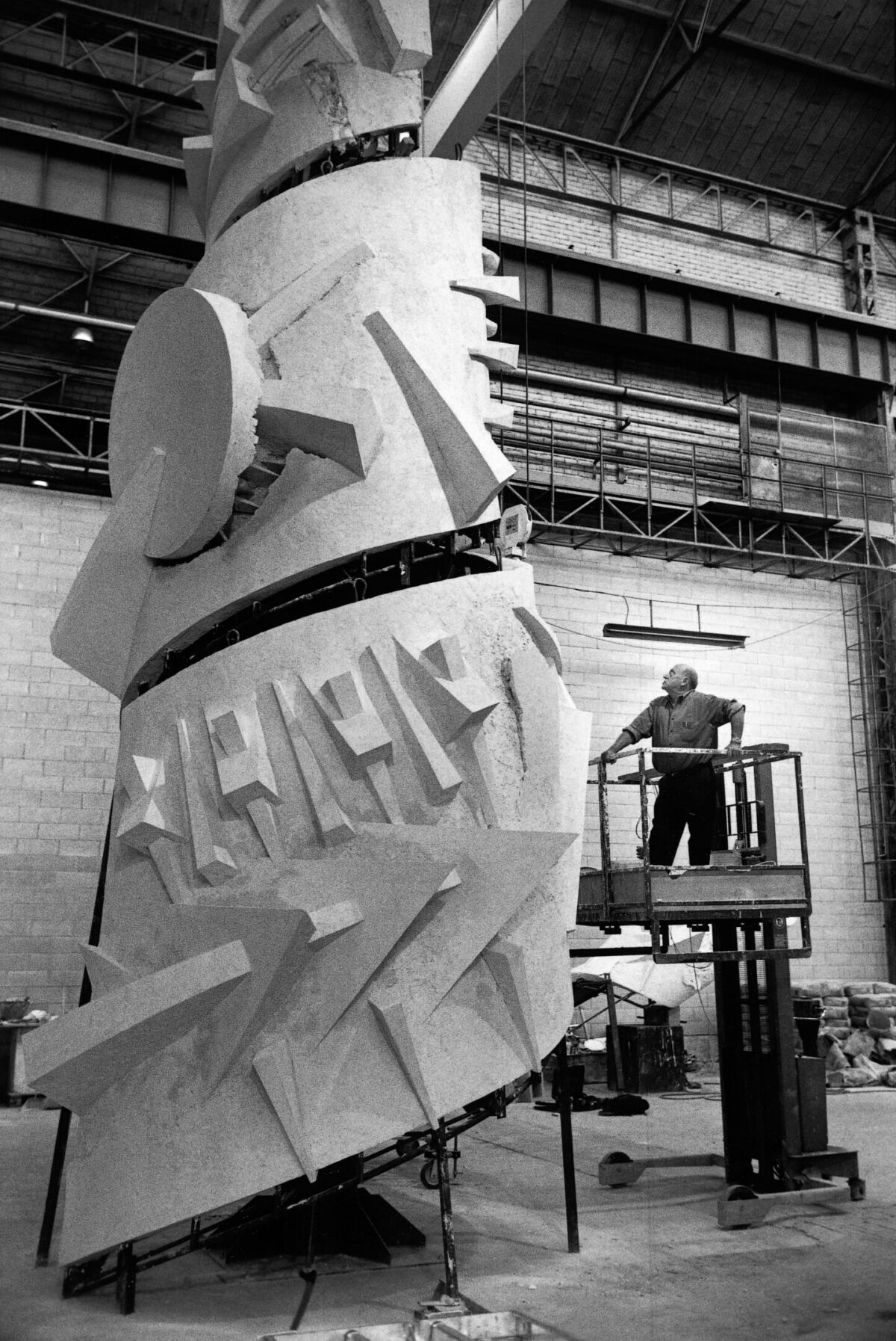 Il Labirinto di Arnaldo Pomodoro a Milano: un viaggio onirico tra mito, arte e storia sotterranea