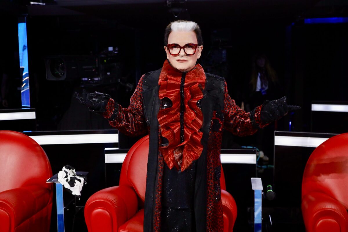 Finale Amici 2024: Maria De Filippi conduce l’ultima sfida in diretta su Canale 5