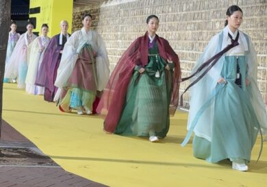Dove il tempo si sfila: l’hanbok incontra il futuro a Deoksugung-gil