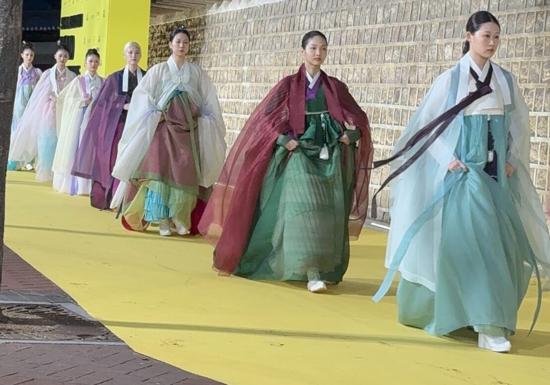 Dove il tempo si sfila: l’hanbok incontra il futuro a Deoksugung-gil