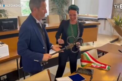 Zeller, il sindaco di Merano si sfila la fascia tricolore e poi si giustifica accusando il “patriarcato”