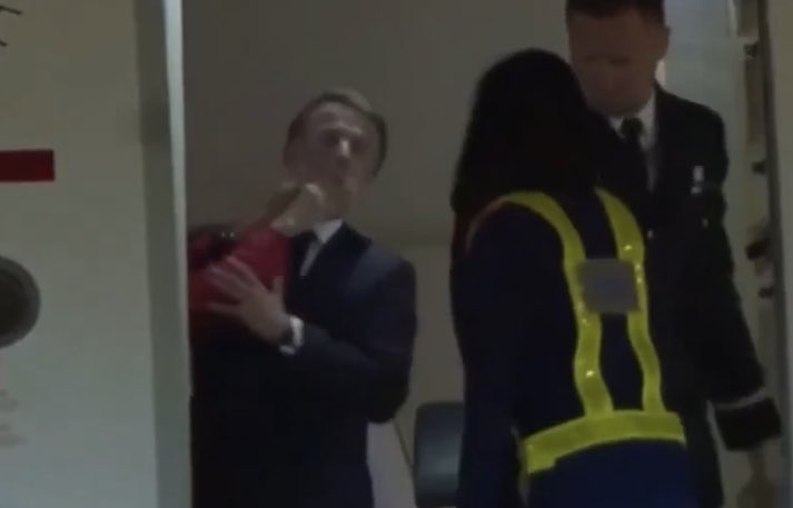 brigitte macron e lo schiaffo al marito sull aereo presidenziale