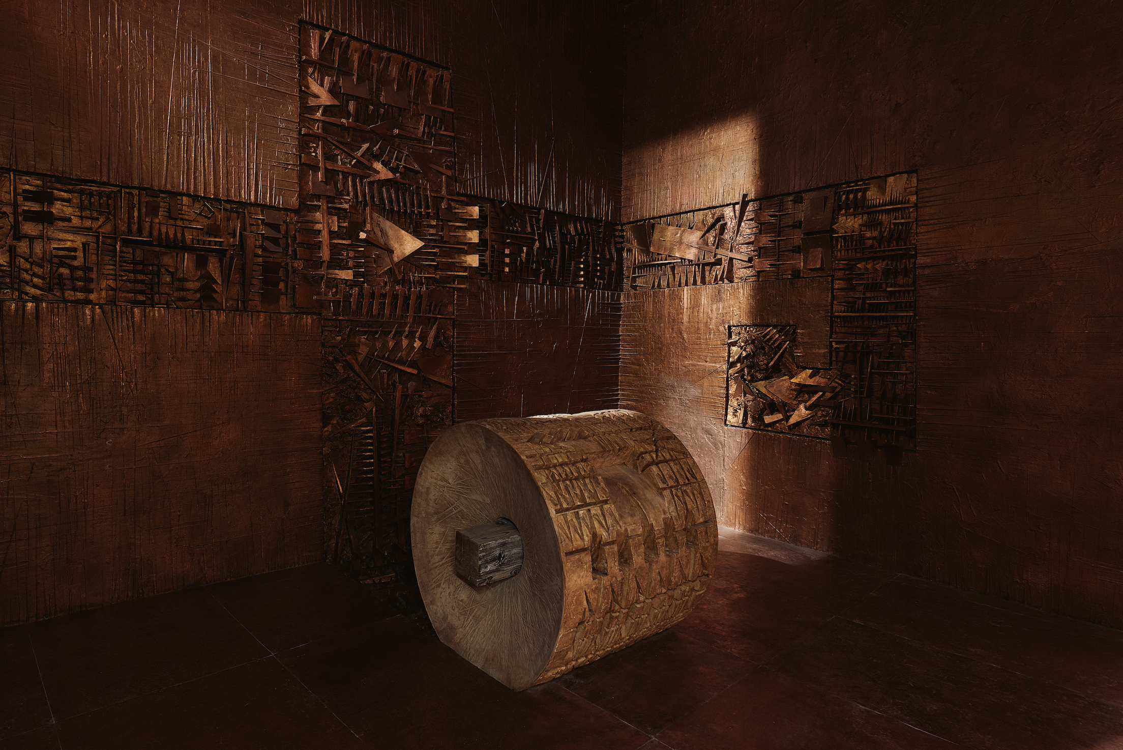 Il Labirinto di Arnaldo Pomodoro a Milano: un viaggio onirico tra mito, arte e storia sotterranea