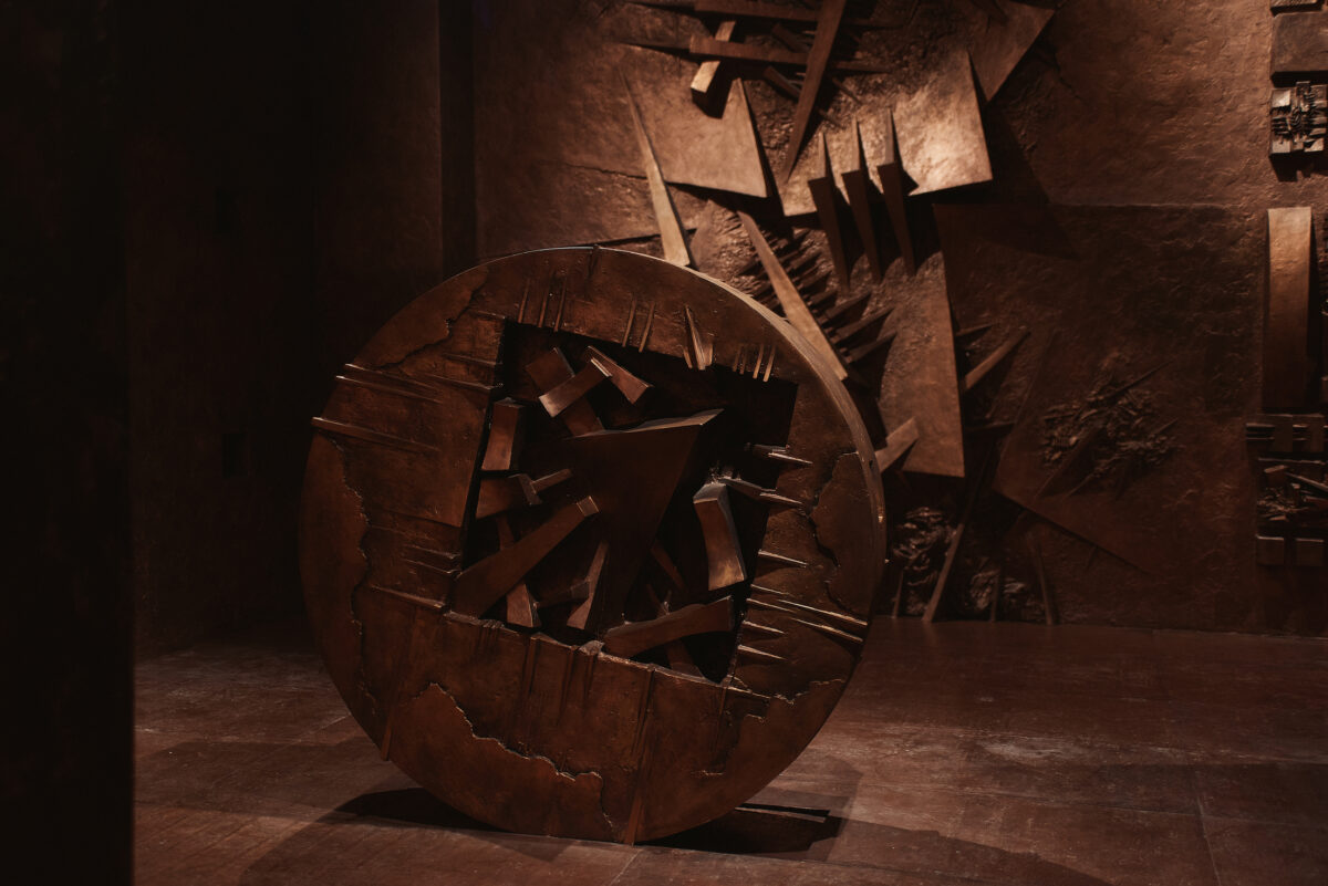 Il Labirinto di Arnaldo Pomodoro a Milano: un viaggio onirico tra mito, arte e storia sotterranea