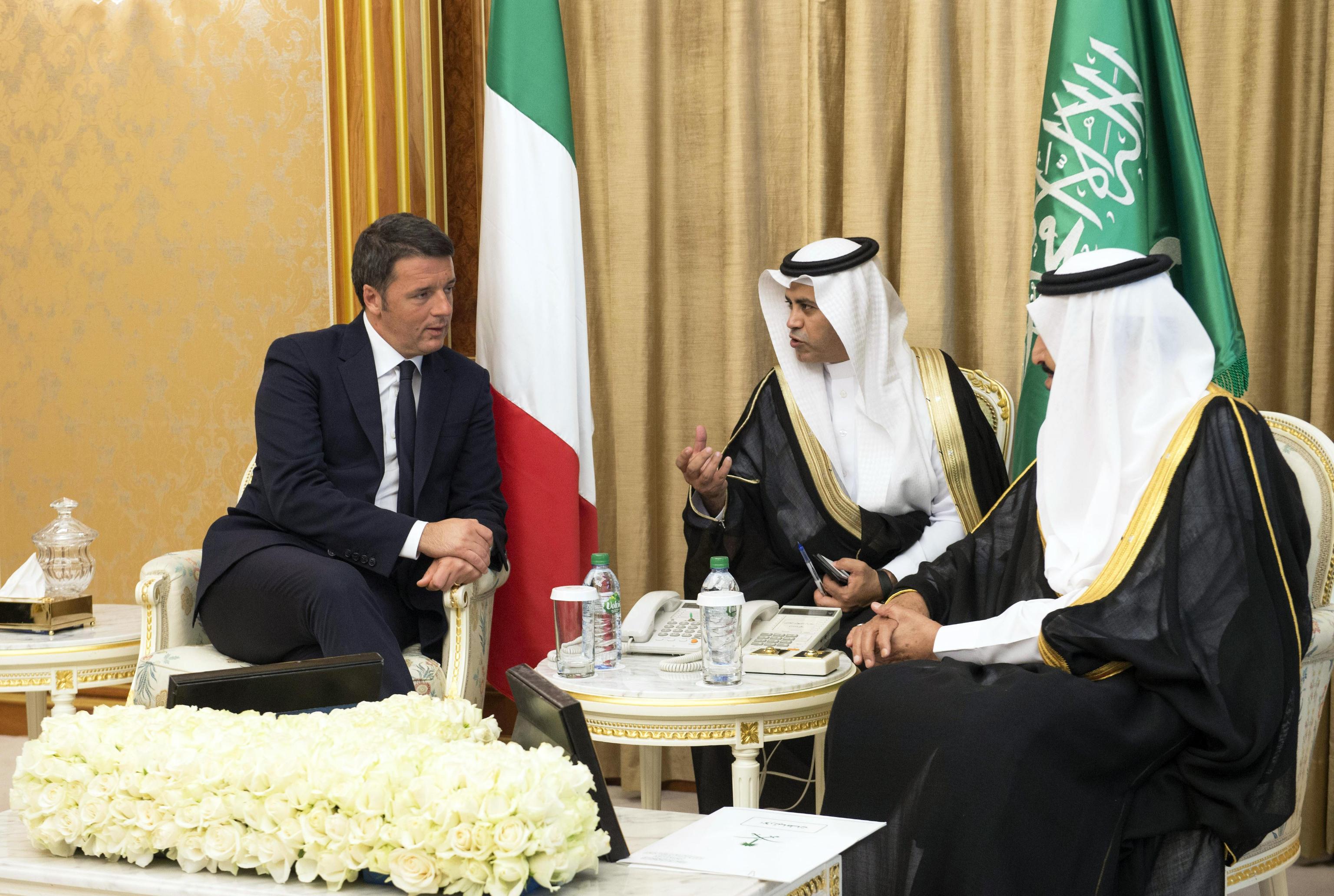 Renzi fa le pulci a Giorgia per i regali. Lui li riciclava con i suoi parenti Renzi fa le pulci a Giorgia per i regali. Lui li riciclava con i suoi parenti