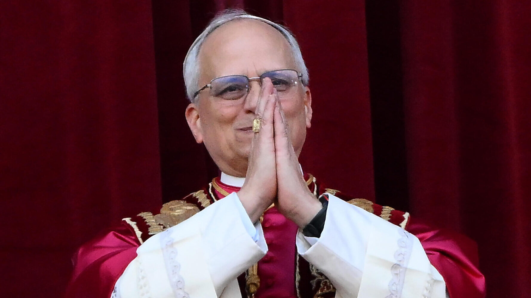 Papa Leone XIV, il significato dell’abito scelto per la prima apparizione Papa Leone XIV, il significato dell’abito scelto per la prima apparizione