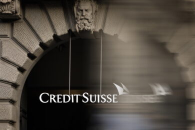 Credit Suisse: la banca non esiste più, ma agli ex manager vengono pagati milioni di bonus