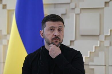 Zelensky attacca Mosca: “Farsa diplomatica” al vertice di Istanbul