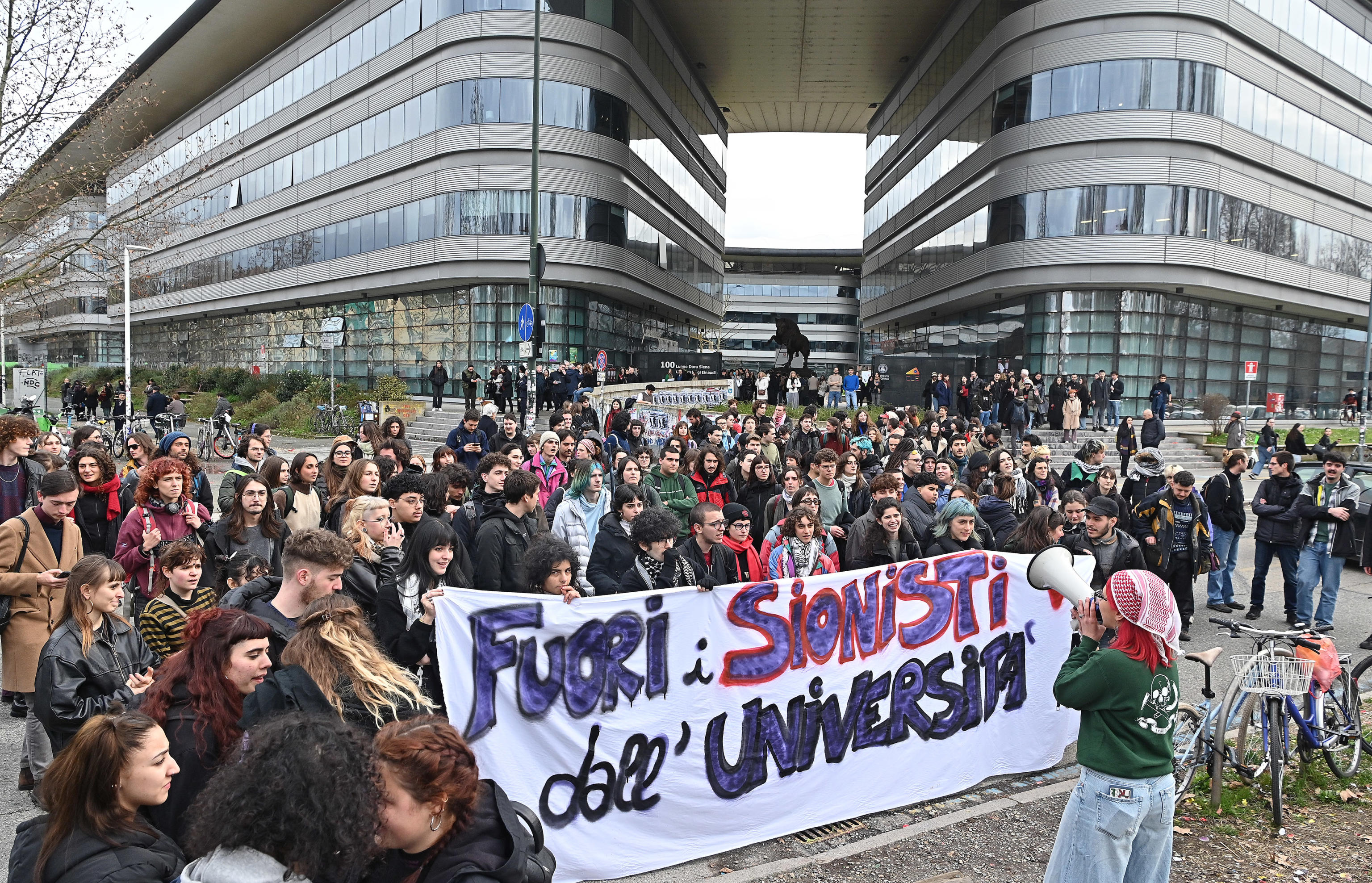 Violenza al Campus Einaudi di Torino, preso d’assalto un evento contro l’antisemitismo Violenza al Campus Einaudi di Torino, preso d’assalto un evento contro l’antisemitismo