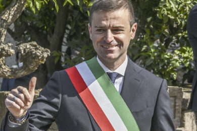 Bufera a Sorrento: il sindaco Coppola arrestato con una mazzetta in tasca