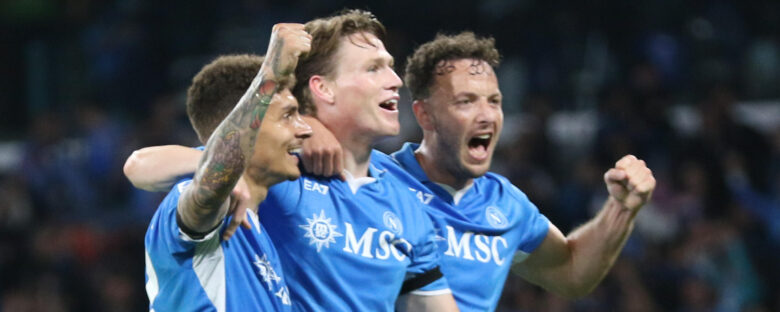 Napoli e Inter, volata scudetto tra polemiche arbitrali, veleni e decisioni della Lega Serie A
