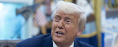 Trump rilancia la guerra commerciale: superdazi su Apple e UE. E l’oro va alle stelle