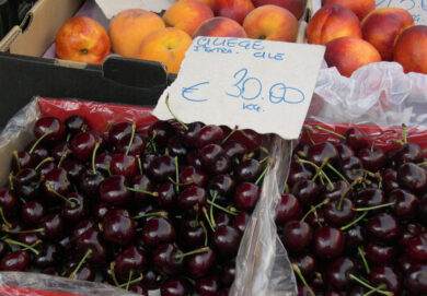 Ciliegie a prezzi record: a Milano oltre i 23 euro al chilogrammo, mentre scende il prezzo dell’altra frutta estiva