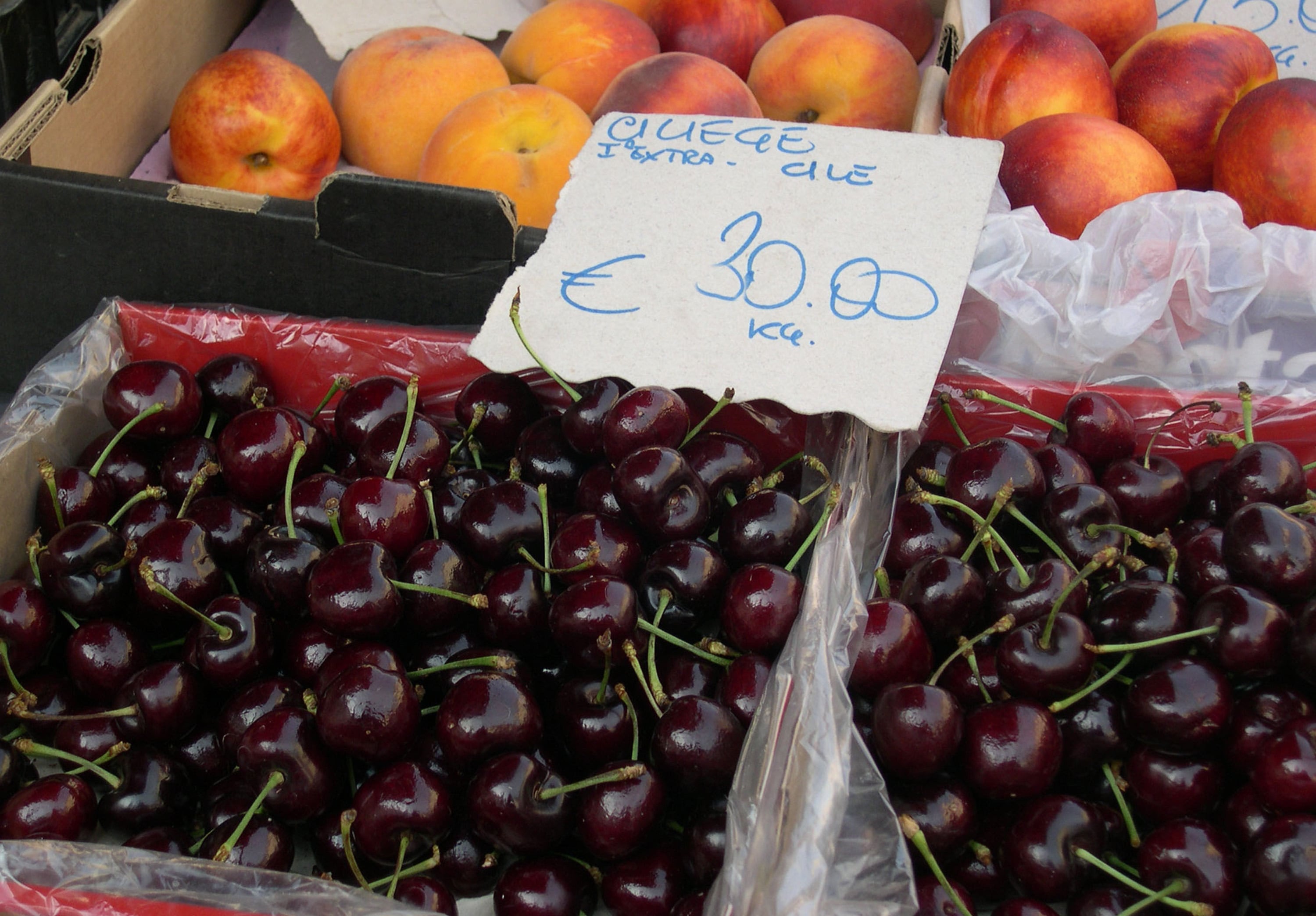 Ciliegie a prezzi record: a Milano oltre i 23 euro al chilogrammo, mentre scende il prezzo dell’altra frutta estiva Ciliegie a prezzi record: a Milano oltre i 23 euro al chilogrammo, mentre scende il prezzo dell’altra frutta estiva