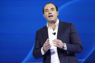 Antonio Filosa alla guida di Stellantis, il mercato sbadiglia