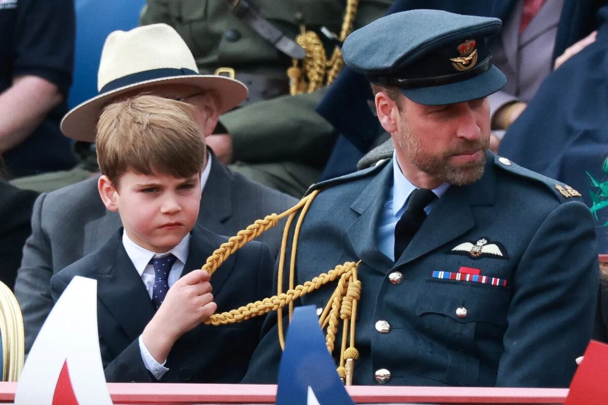 Kate e William (coi tre figli) rubano la scena a re Carlo durante il V-Day