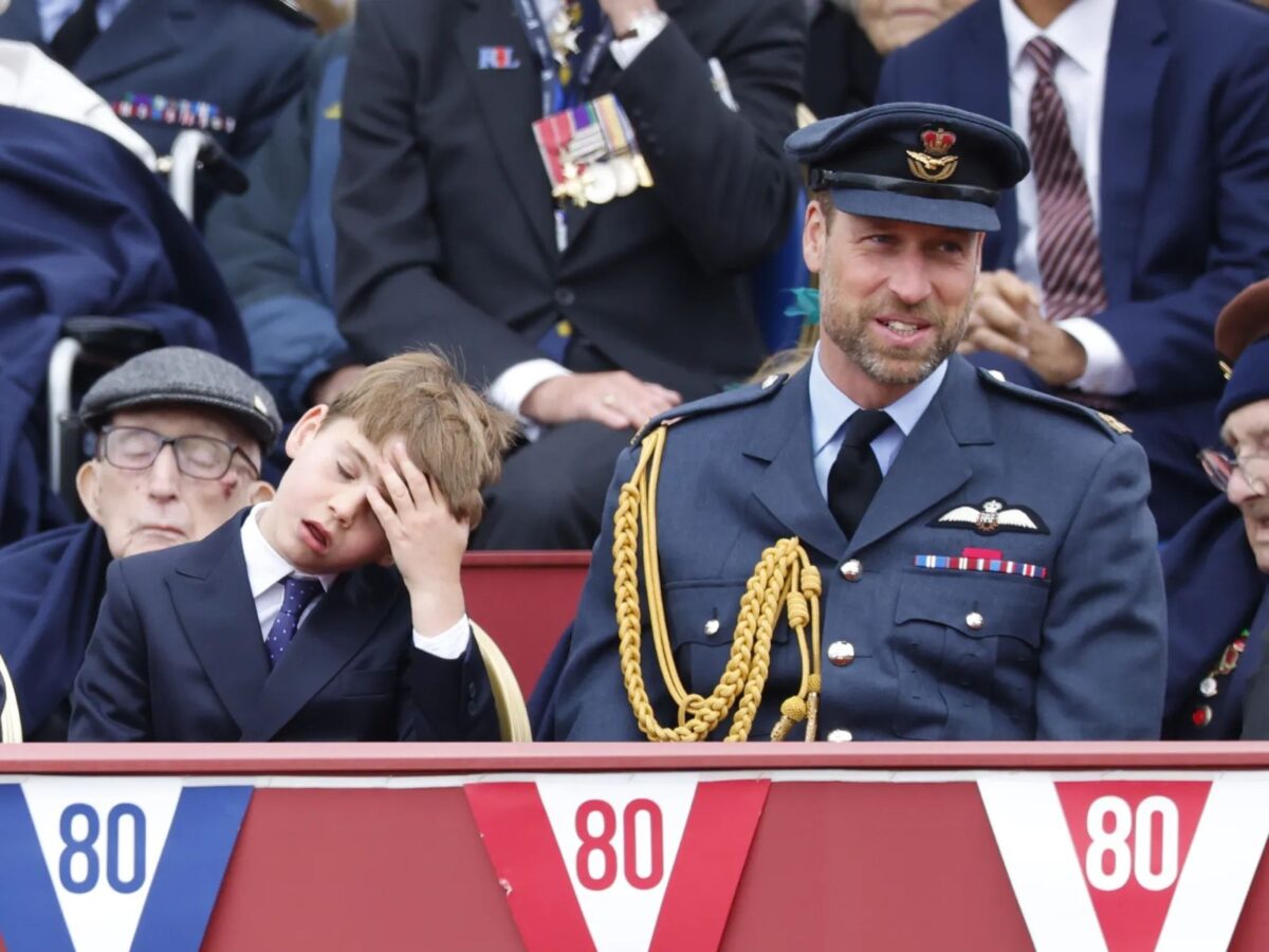 Kate e William (coi tre figli) rubano la scena a re Carlo durante il V-Day