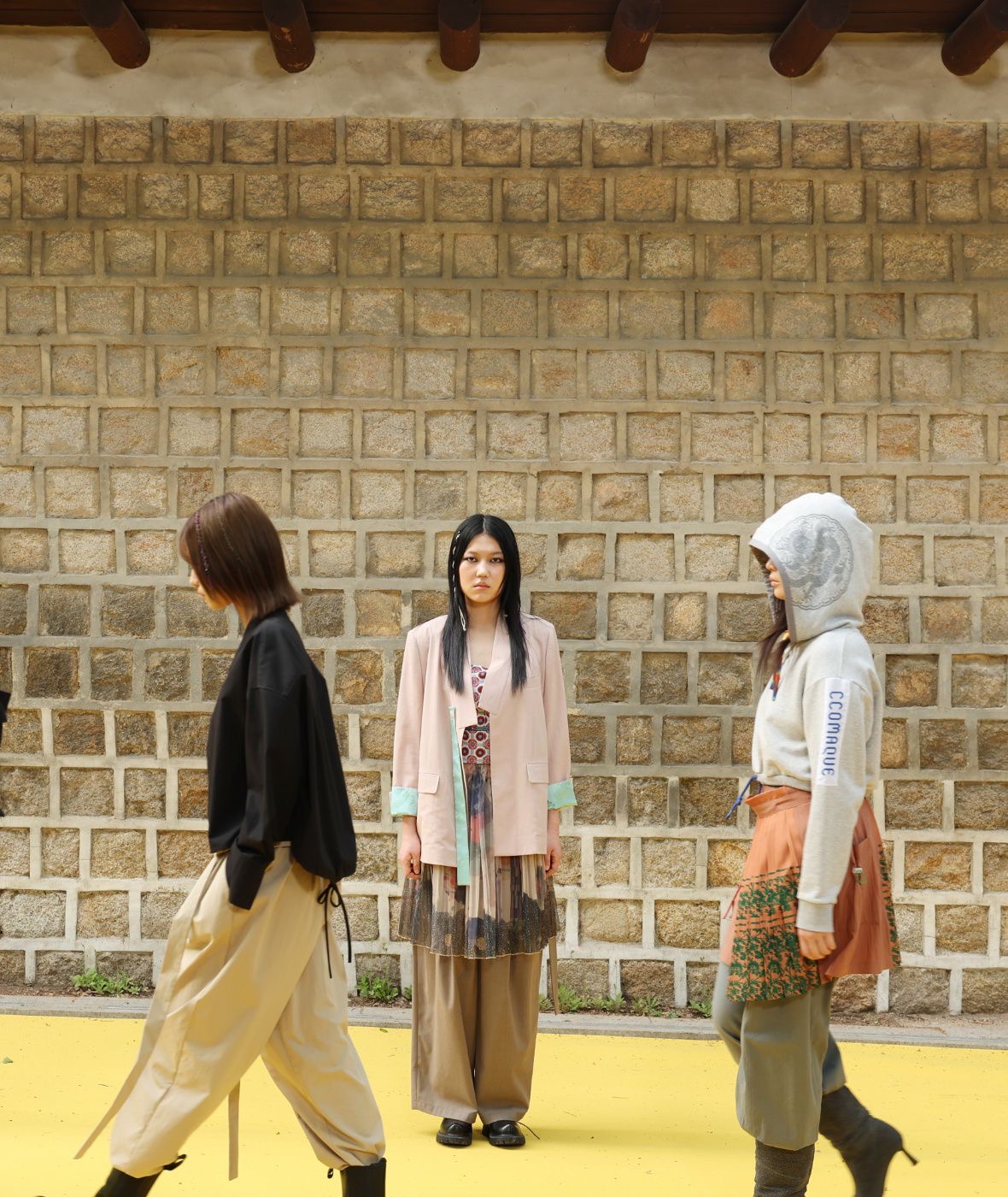 Dove il tempo si sfila: l’hanbok incontra il futuro a Deoksugung-gil