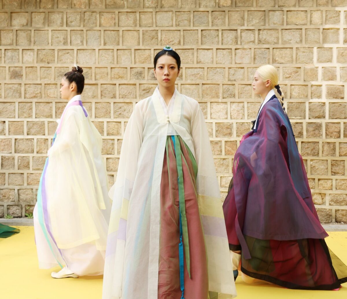 Dove il tempo si sfila: l’hanbok incontra il futuro a Deoksugung-gil