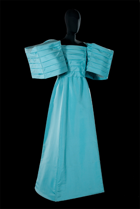 Roberto Capucci, i suoi abiti-scultura in mostra a Villa Pisani