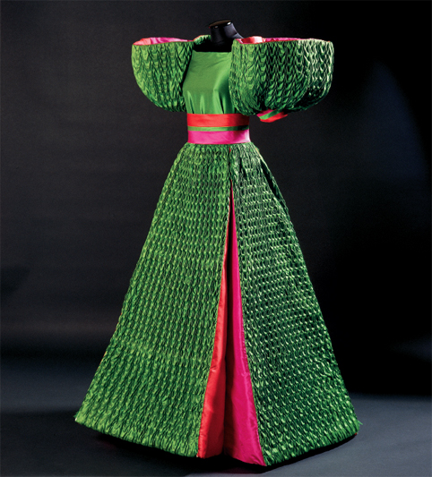 Roberto Capucci, i suoi abiti-scultura in mostra a Villa Pisani