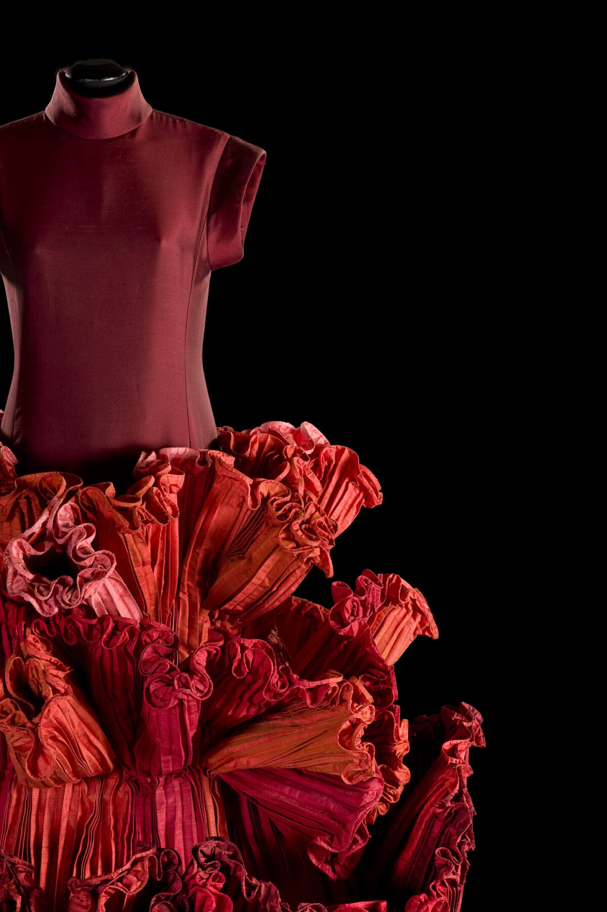 Roberto Capucci, i suoi abiti-scultura in mostra a Villa Pisani