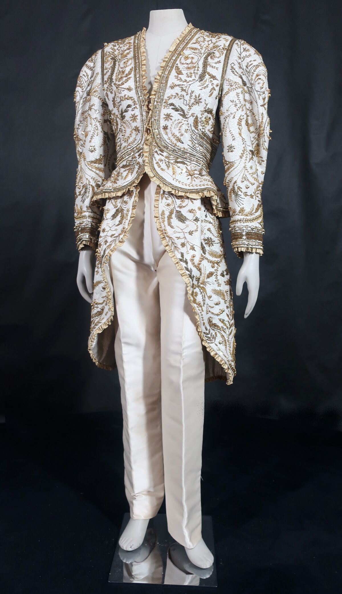 Roberto Capucci, i suoi abiti-scultura in mostra a Villa Pisani