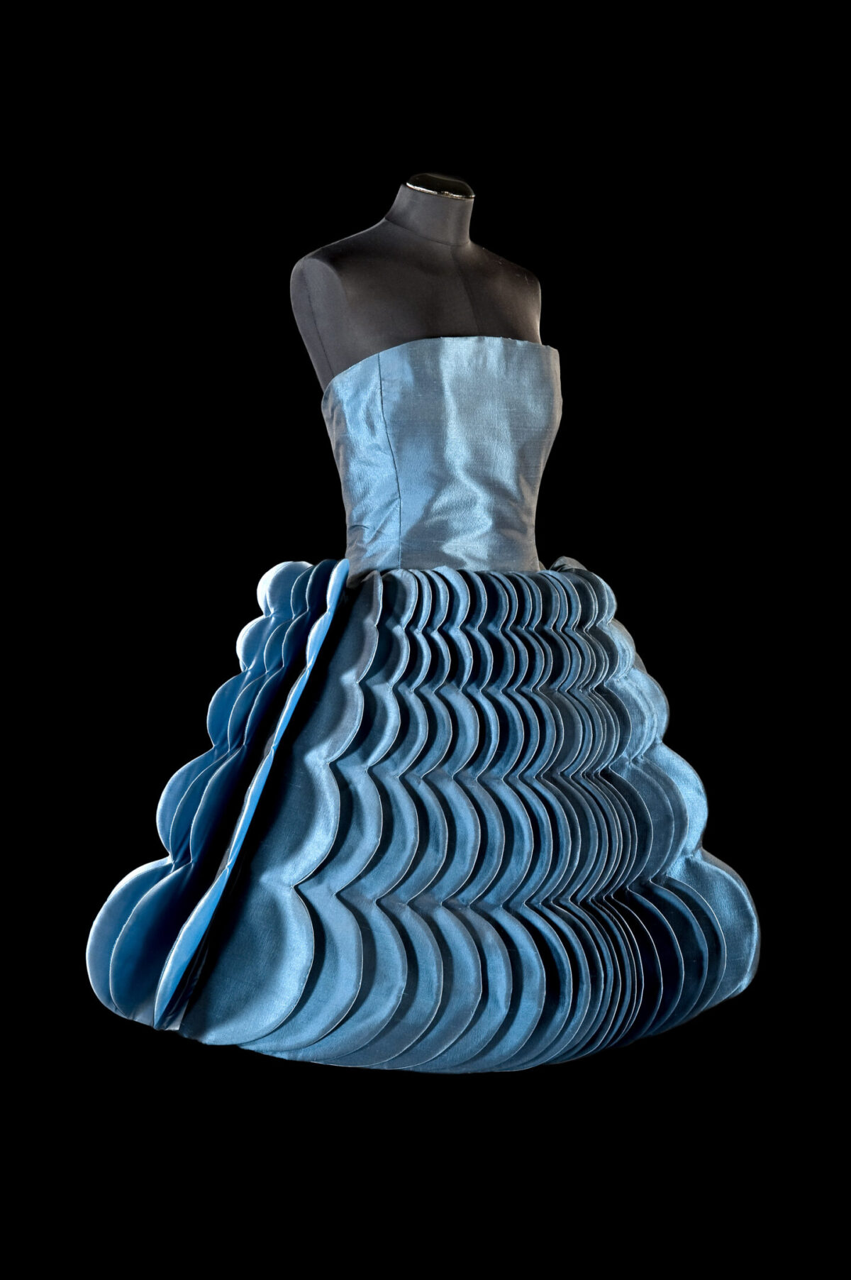 Roberto Capucci, i suoi abiti-scultura in mostra a Villa Pisani