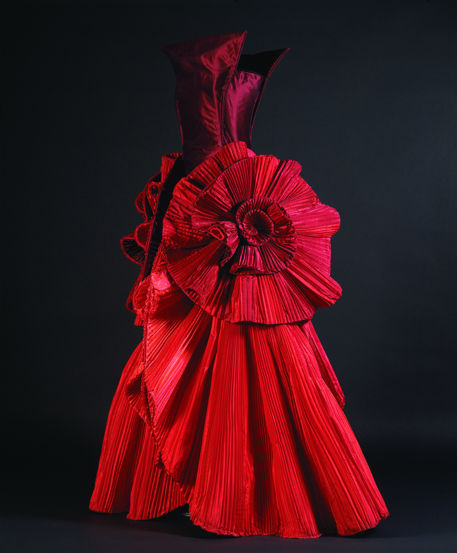 Roberto Capucci, i suoi abiti-scultura in mostra a Villa Pisani