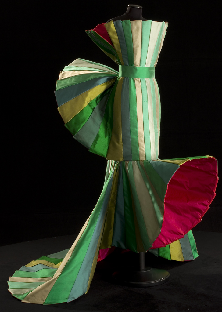 Roberto Capucci, i suoi abiti-scultura in mostra a Villa Pisani