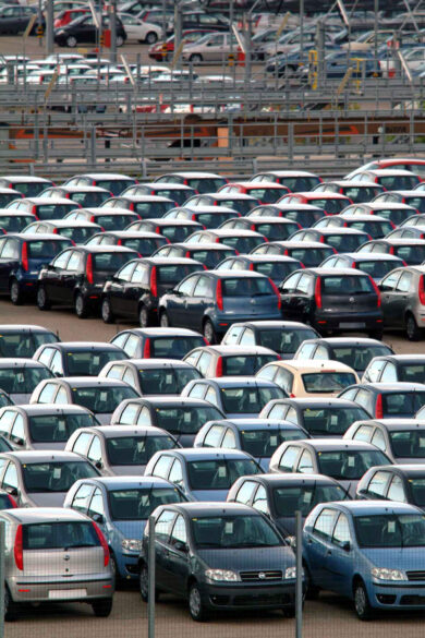 Auto sempre più care: crollano le vendite e produzione ferma in Italia e in Europa