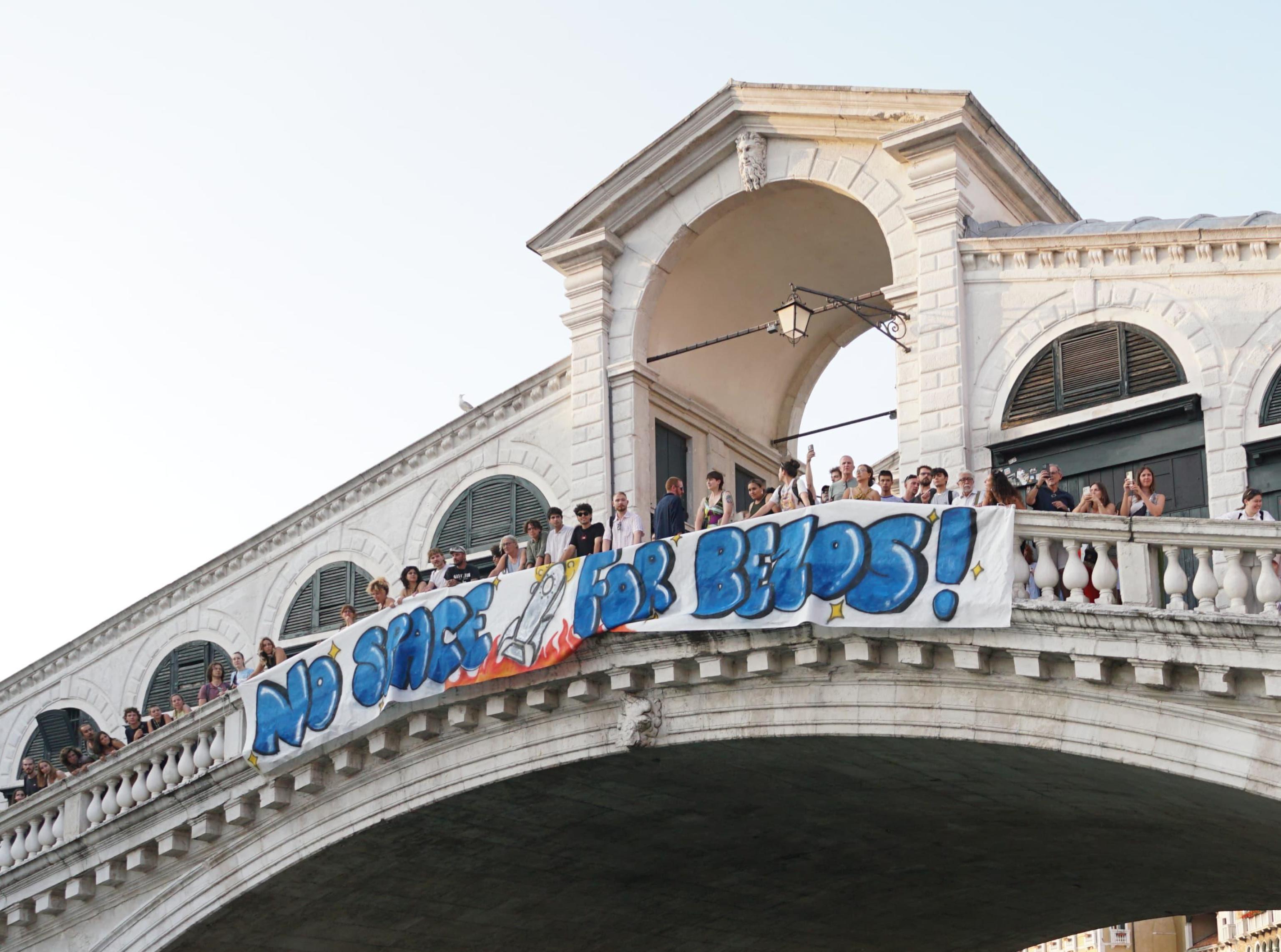 venezia le follie ideologiche dei no jeff bezos che vogliono frenare il suo matrimonio in laguna
