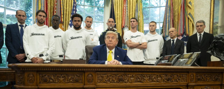 Juventus alla Casa Bianca da Trump che parla di guerra all'Iran. Visita nello Studio Ovale