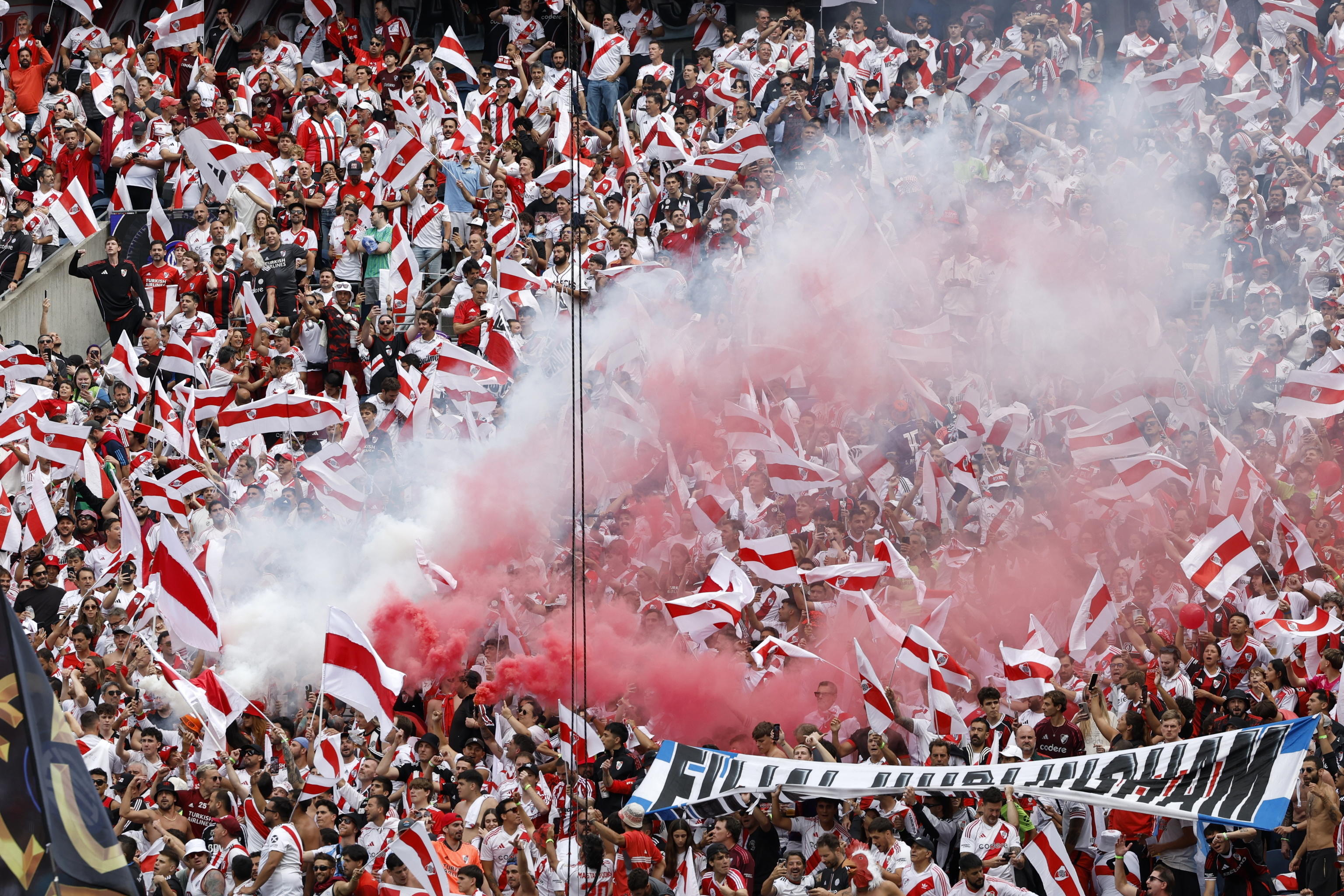 Mondiale per Club, lo spettacolo dei tifosi del River Plate Mondiale per Club, lo spettacolo dei tifosi del River Plate