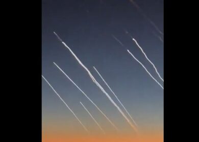 Il lancio di missili balistici dall’Iran contro Israele ripreso da un aereo in volo su Dubai