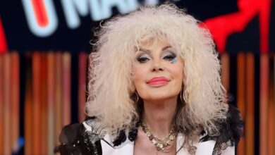 Donatella Rettore ha 70 anni: il successo di Kobra, la censura, la depressione, Sanremo e l’ultima frecciata a Giorgia