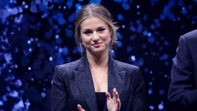 Leonor di Spagna, il debutto da royal adulta: stile impeccabile (come mamma Letizia) ai Premi di Girona