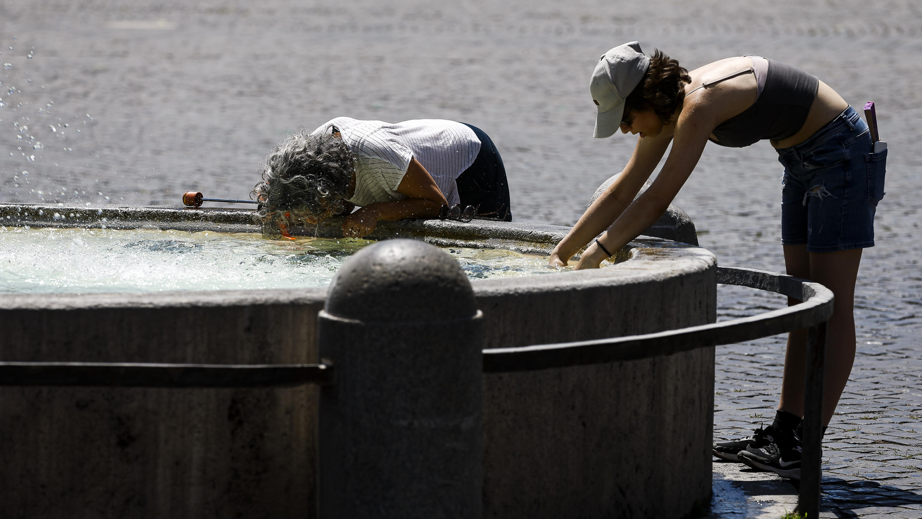 Caldo record, l’Italia si ferma: stop al lavoro all’aperto e bus gratis al mattino per gli over 70 Caldo record, l’Italia si ferma: stop al lavoro all’aperto e bus gratis al mattino per gli over 70
