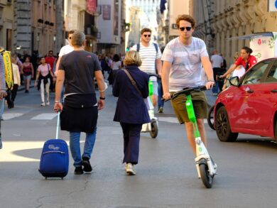 Monopattini elettrici, “targhino” obbligatorio. Ecco cosa succede