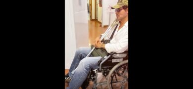 Gabriel Garko, infortunio sul set: l’attore finisce in clinica su una sedia a rotelle