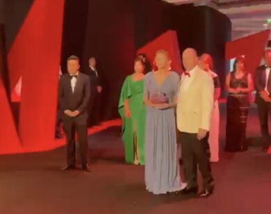 Charlène di Monaco incanta in azzurro al Gala della Croce Rossa 2025 con il principe Alberto